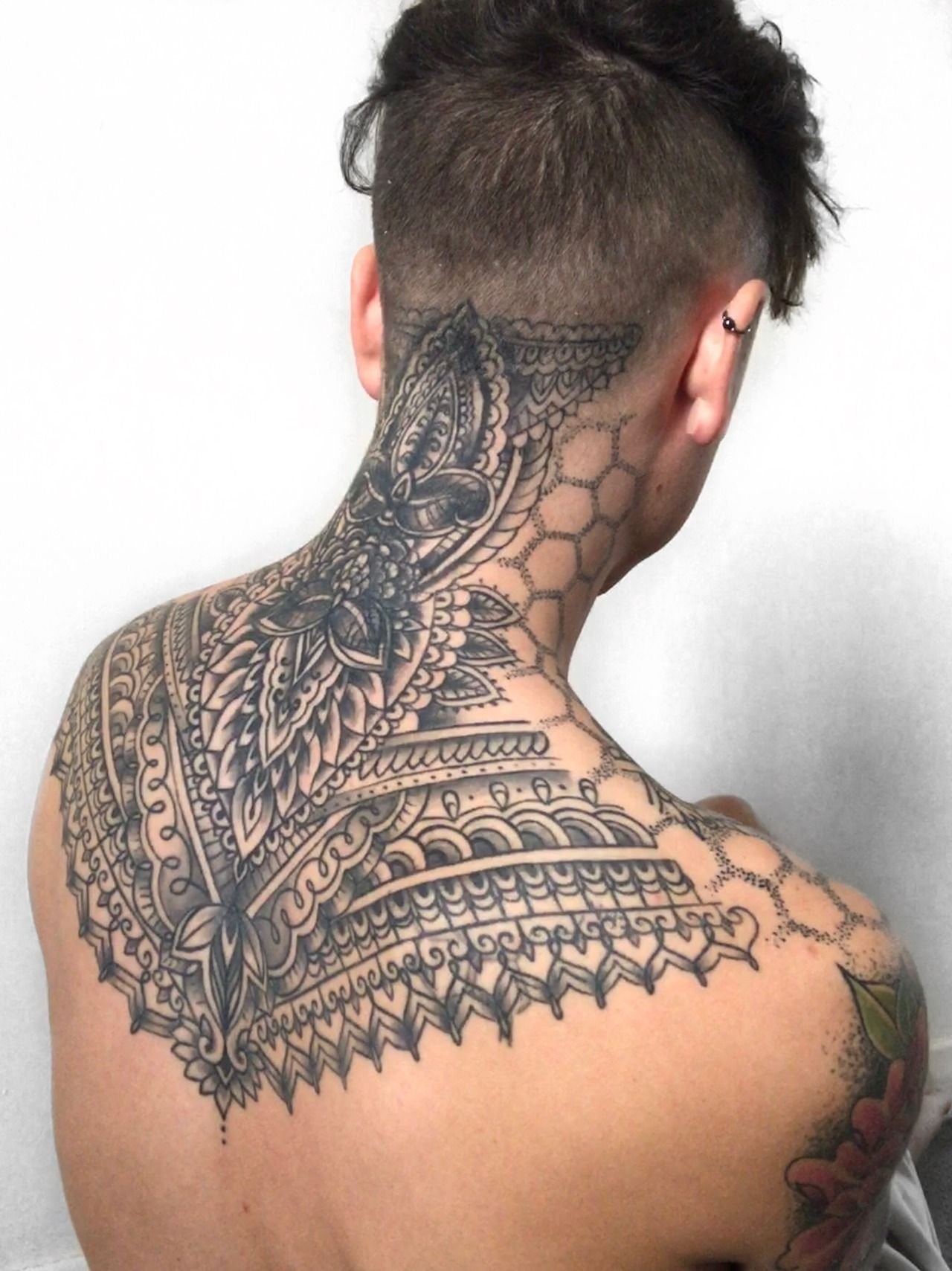 Татуировки на шее для мужчин: лучшие идеи и рекомендации