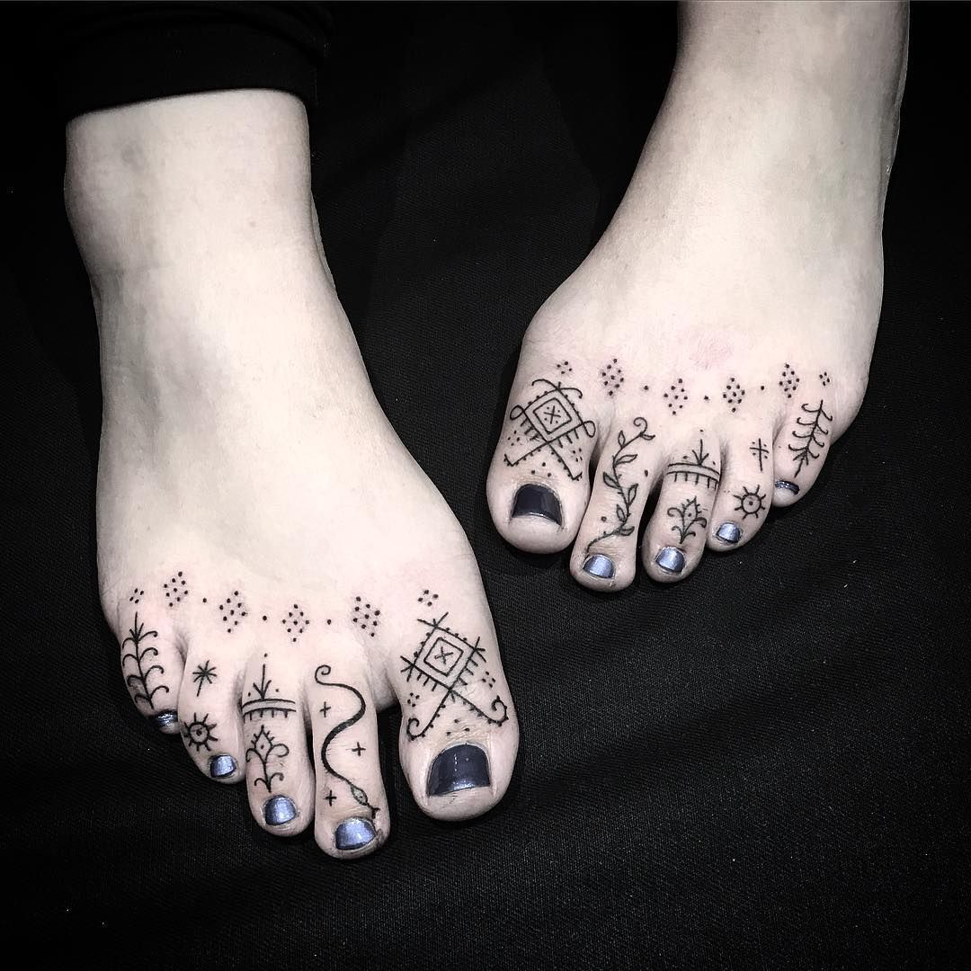 Татуировки на стопе и пальцах