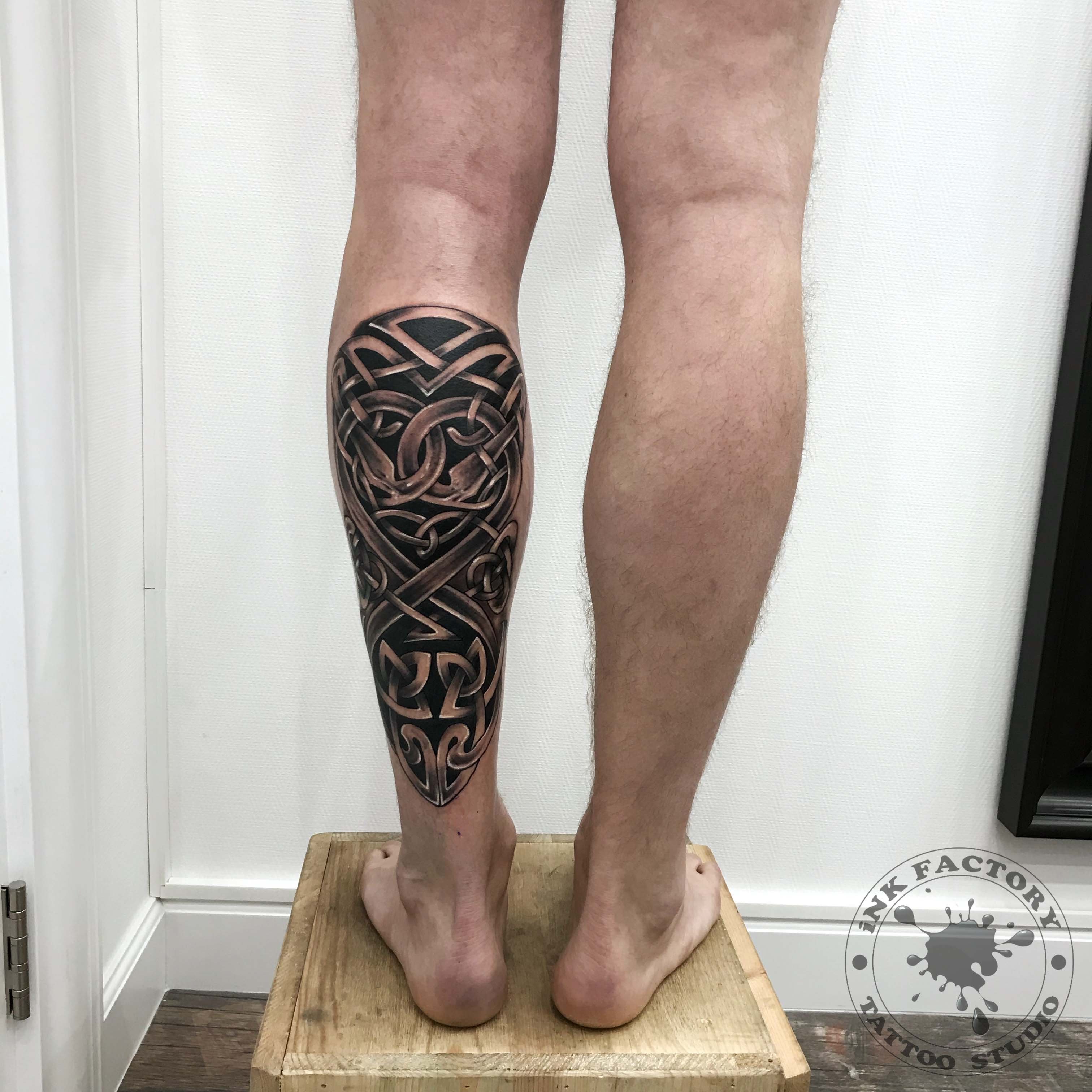 волосатая нога с татуировкой фото 78