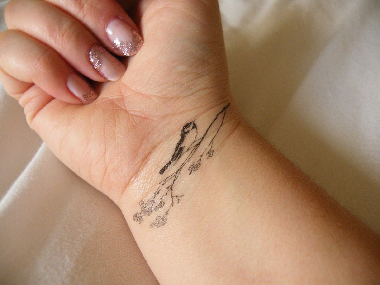 Татуировки на руке женские