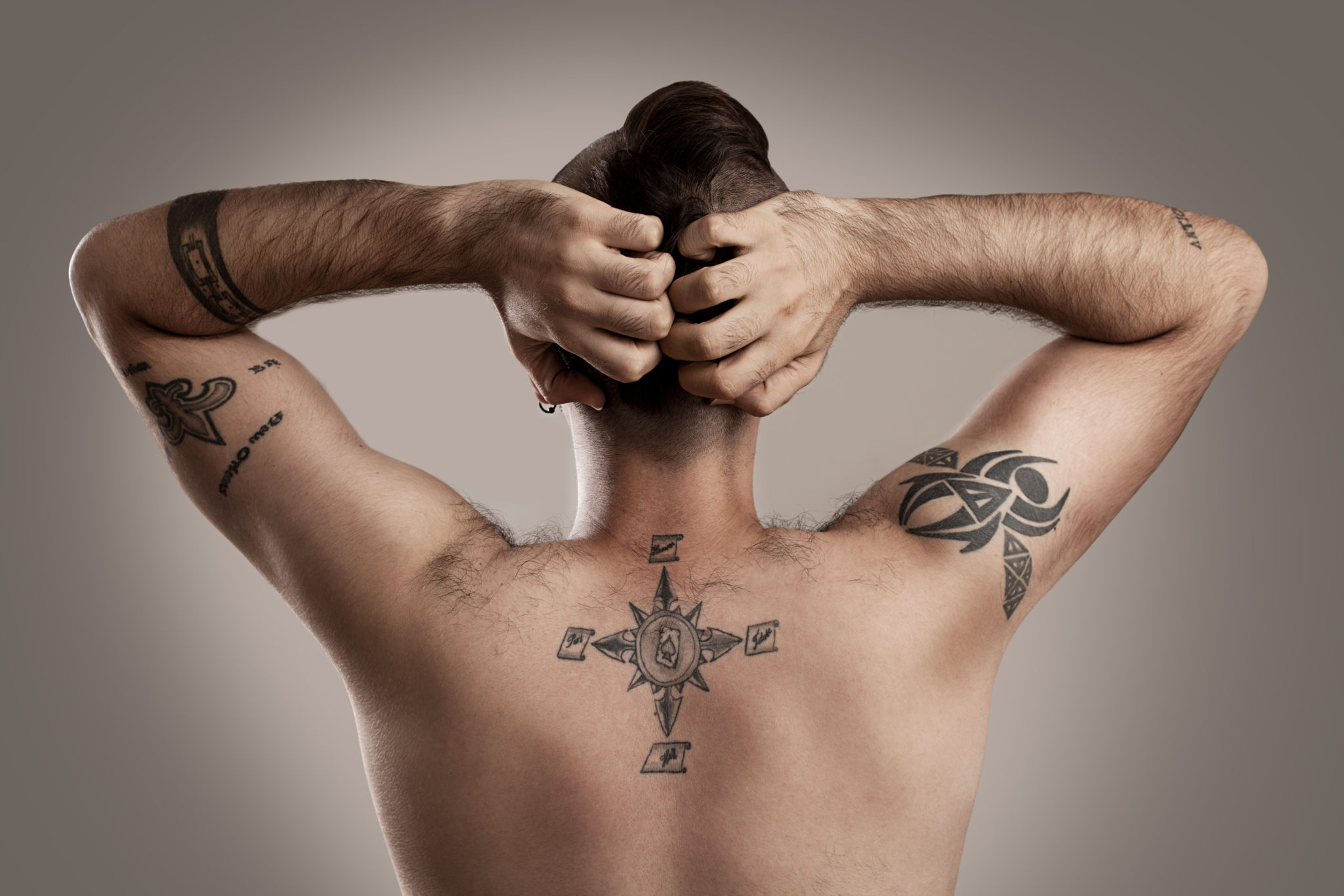 Татуировки на спину для мужчин небольшие
