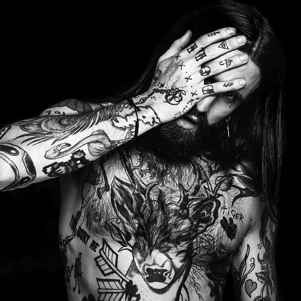 Человек с татуированными руками
