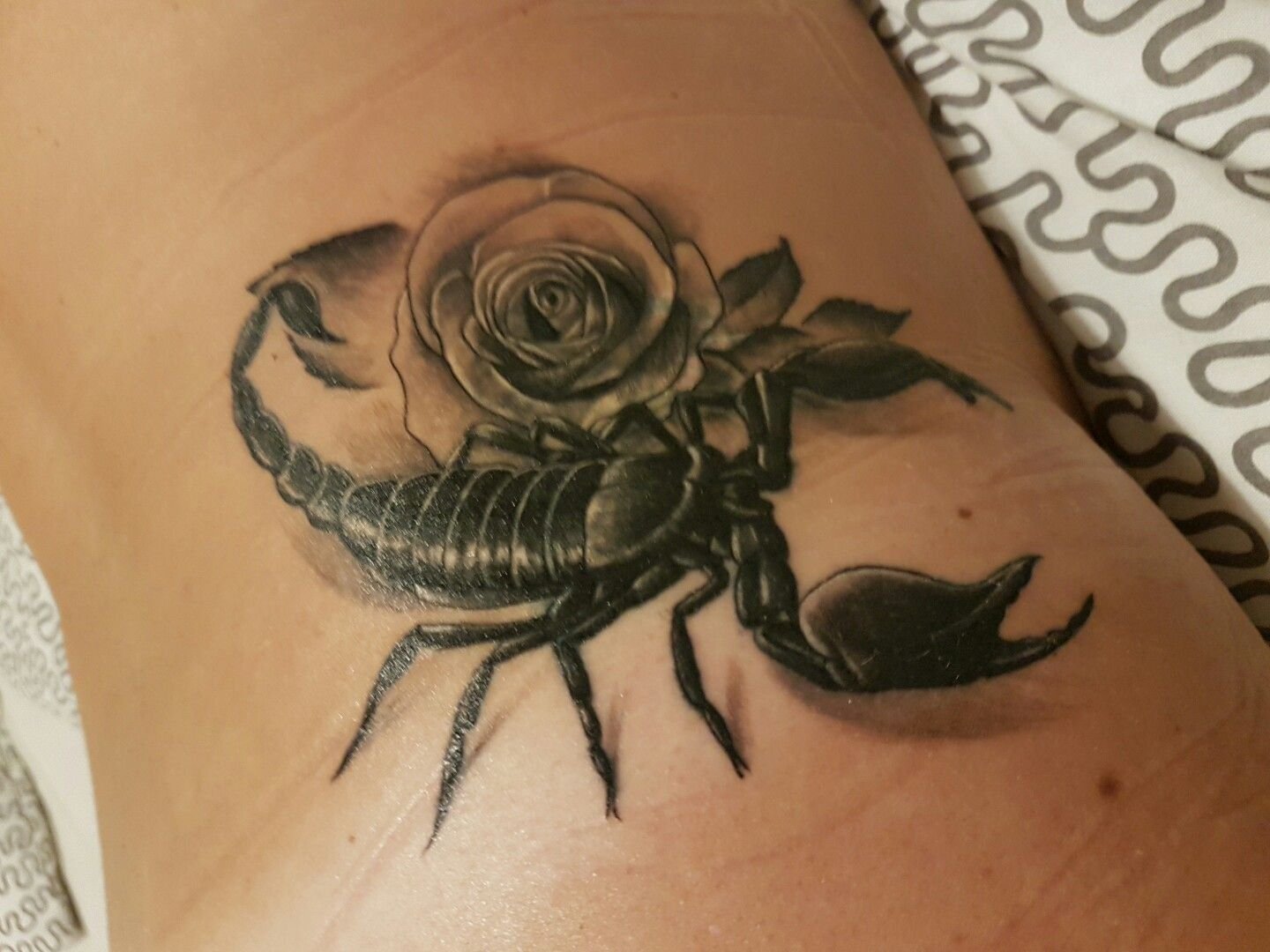 Скорпион с цветком тату