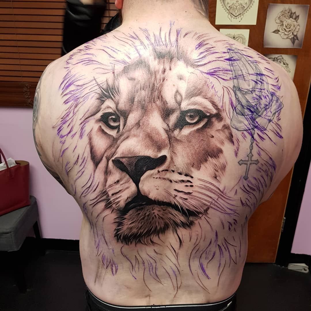 Тату Льва и львицы на спине