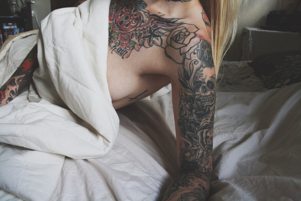 Женственная блондинка с татуировкой на плече