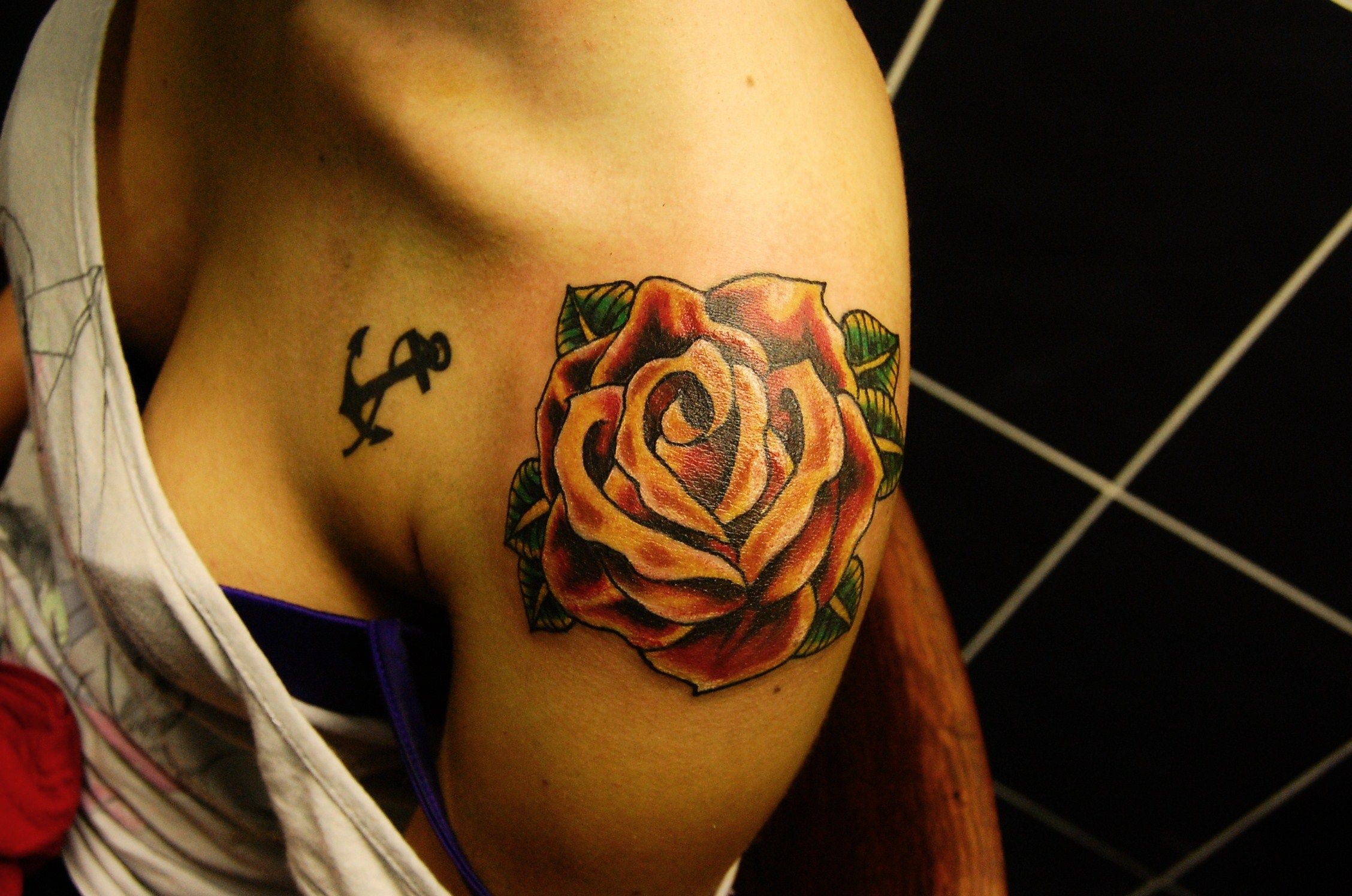 Татуировка розы на теле