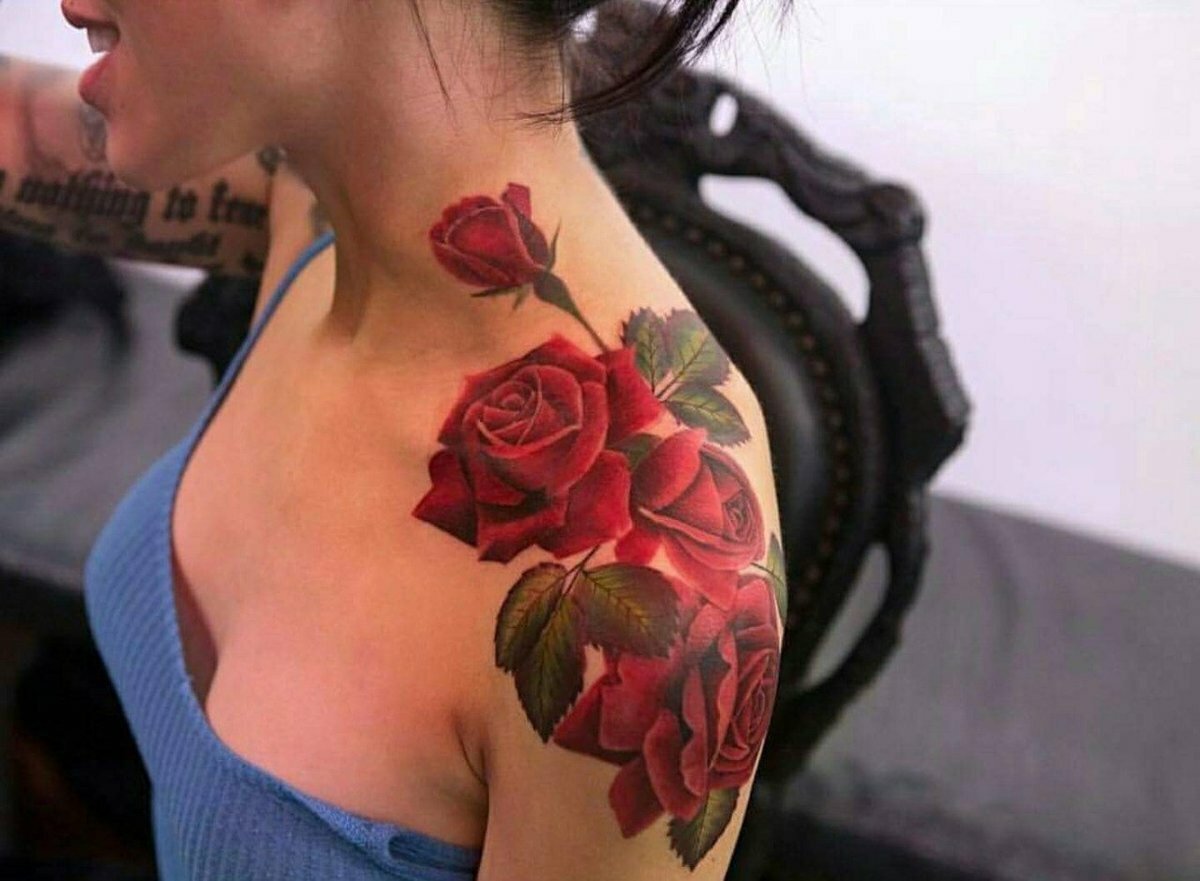 Татуировка роза на груди (59 фото) .