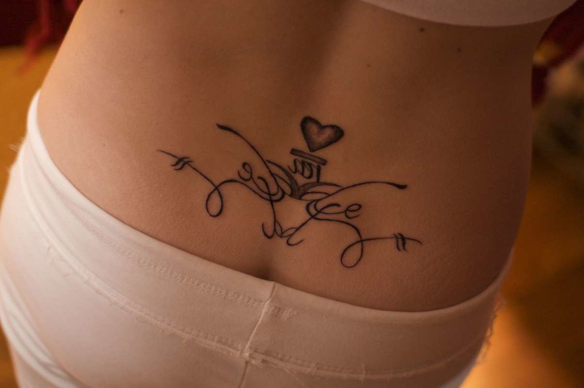 Татуировки для девушек на пояснице надписи