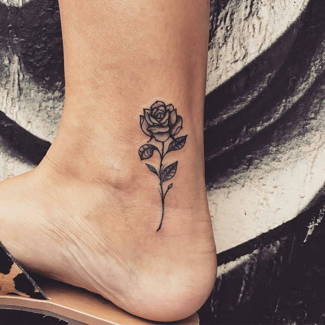 Тату маленькая роза на ноге