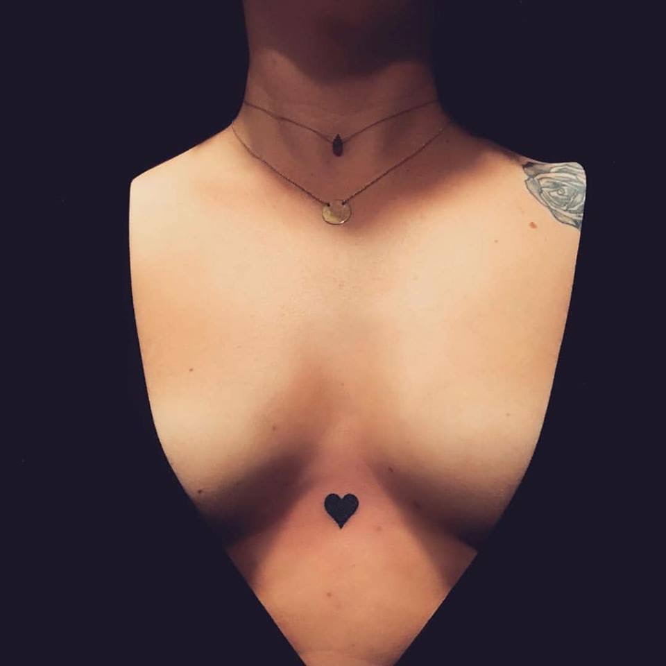 Татуировка сердце на груди (59 фото) .