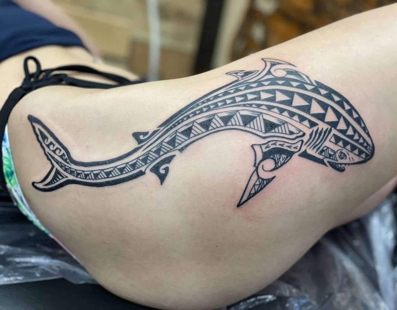 Тату акула в полинезийском стиле
