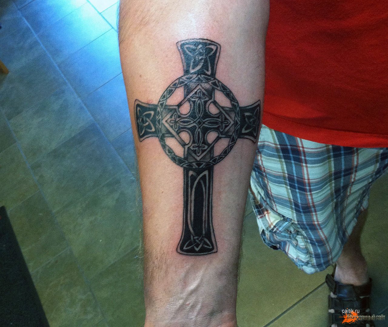 татуировки на левой руке крест