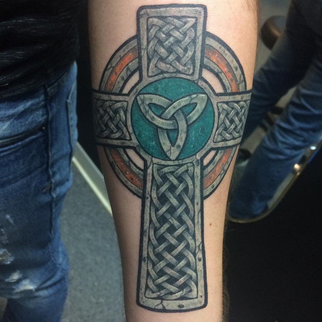 Кельтский крест на предплечье