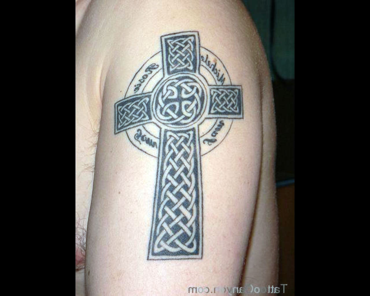 Кельтский крест тату на груди
