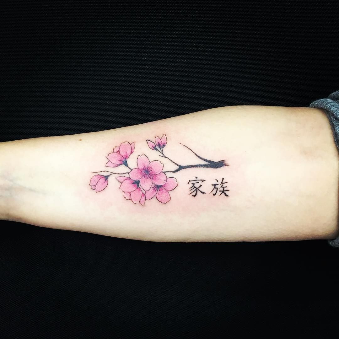 Маленькие японские цветы тату