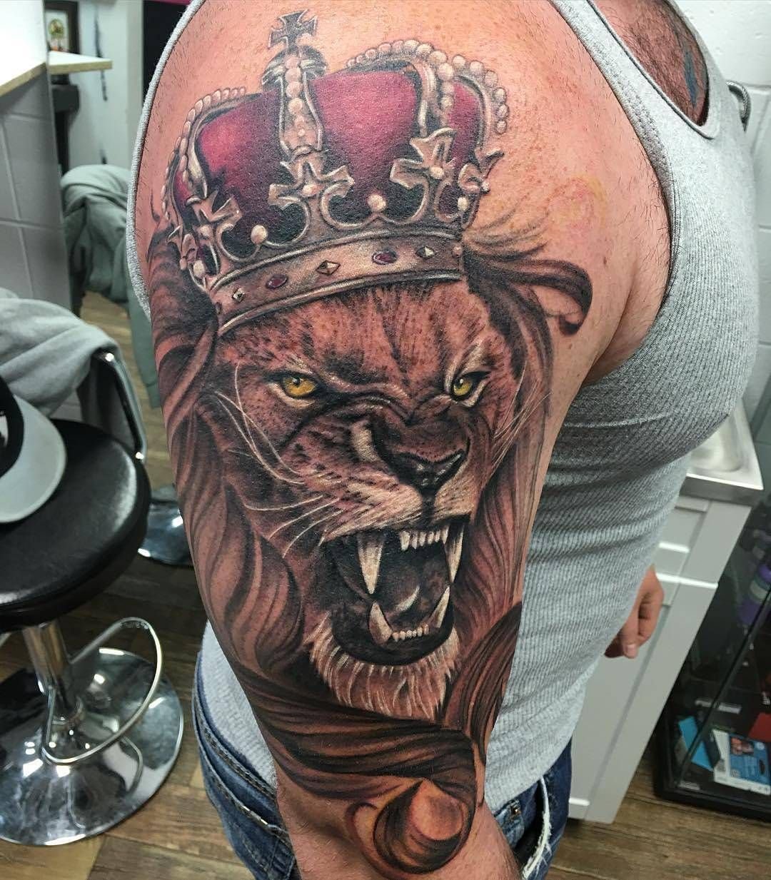 Тату на плече мужские Лев с короной