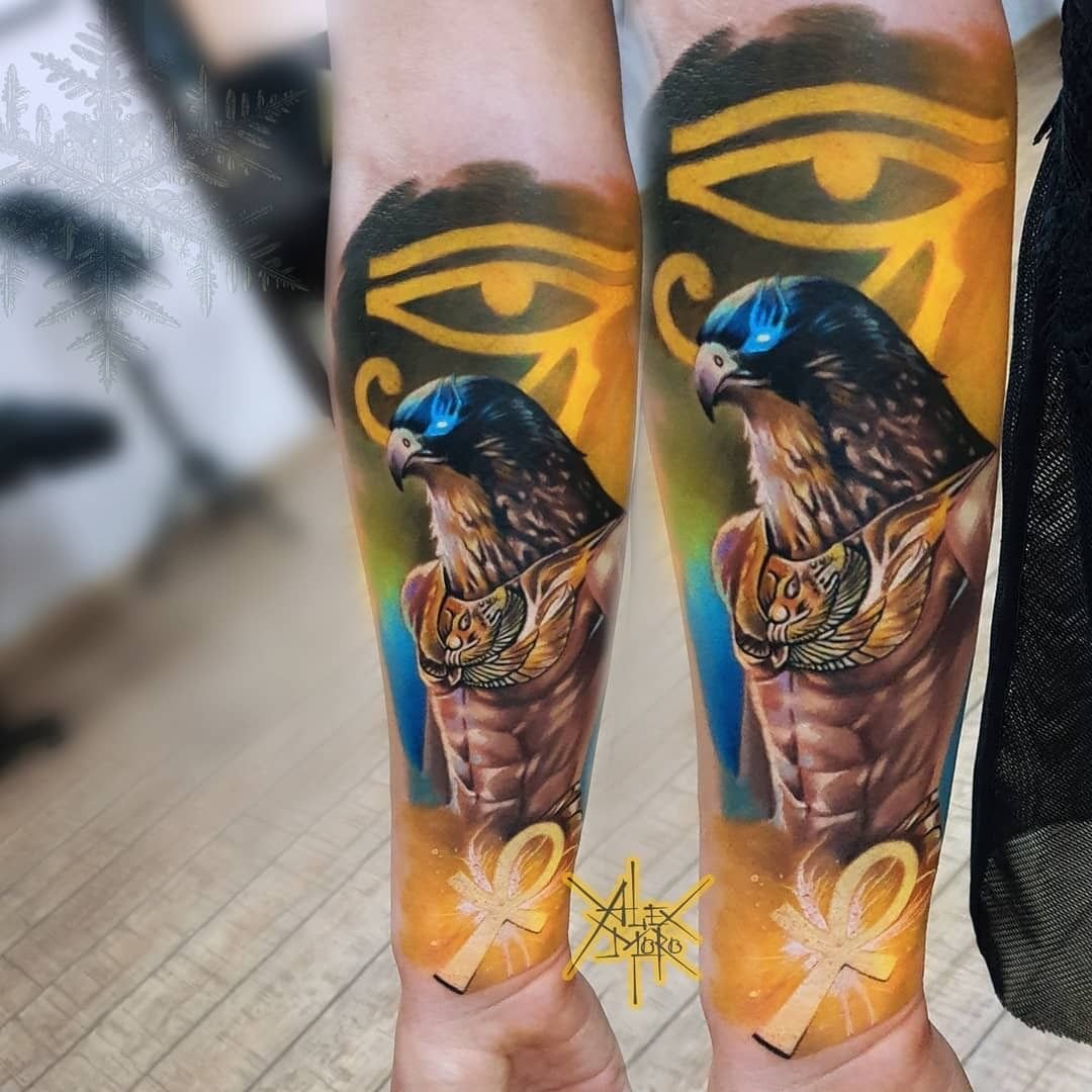 Тату на руке в египетском стиле