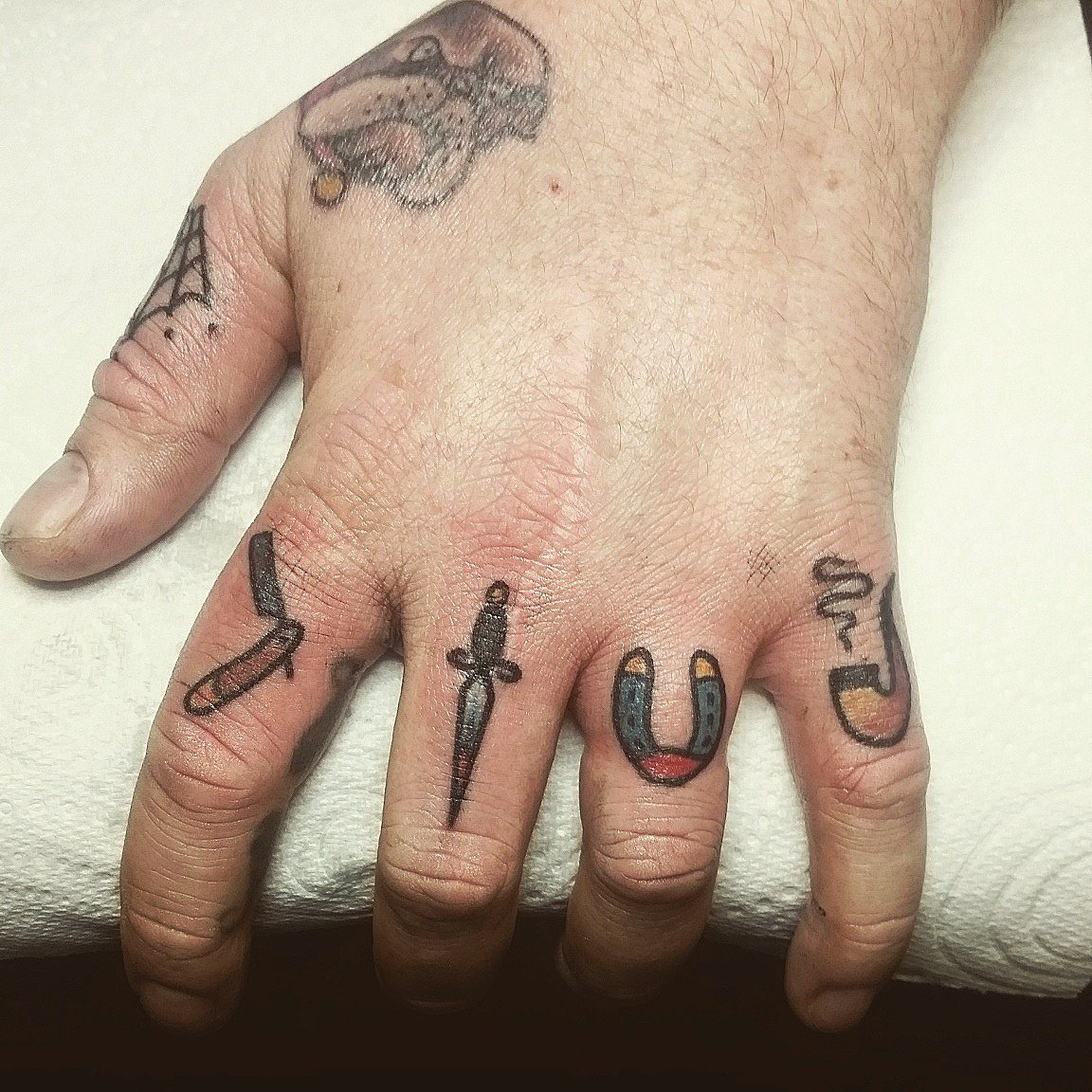 Маленькие тату на пальцах для мужчин