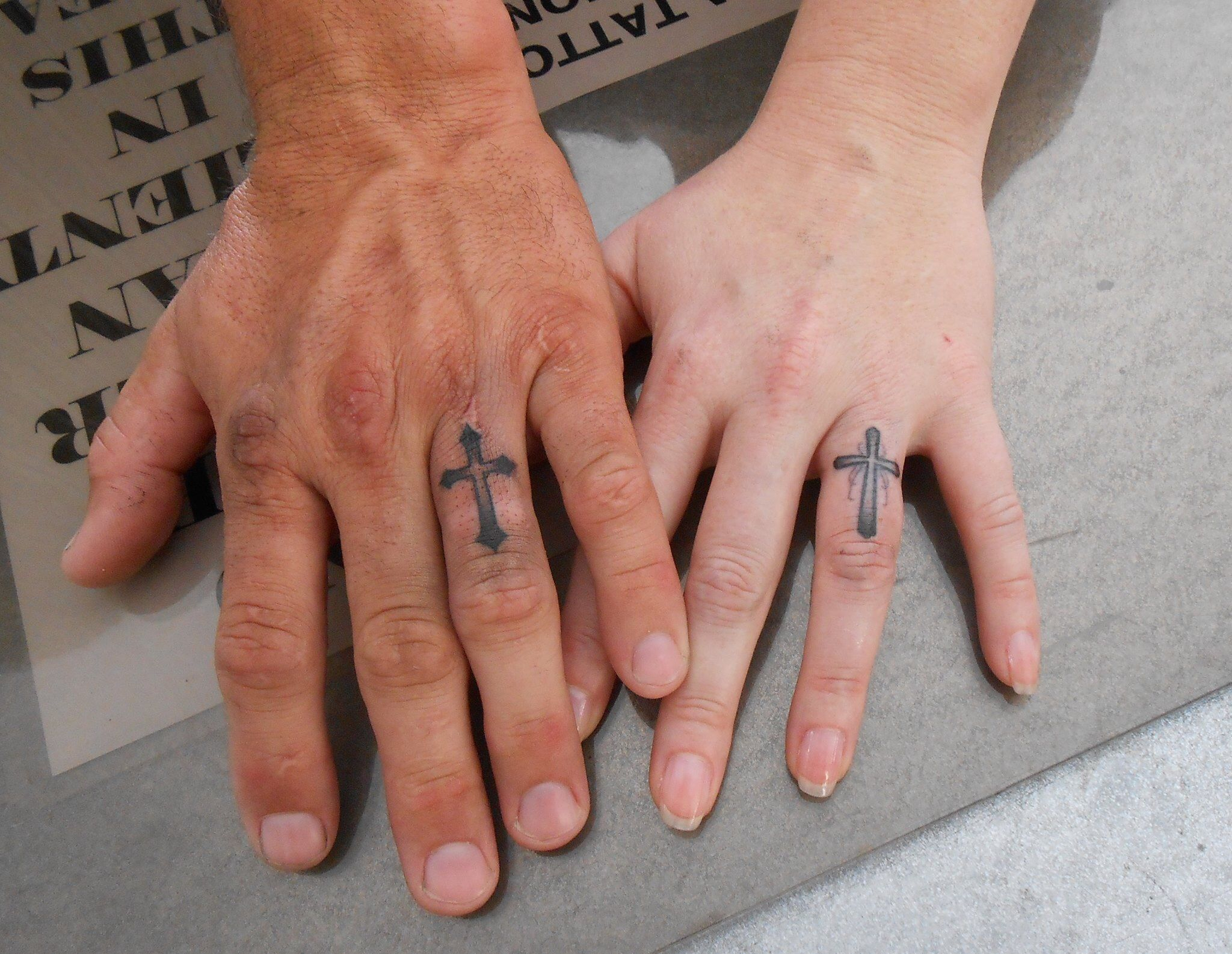 Татуировка крестик на пальце