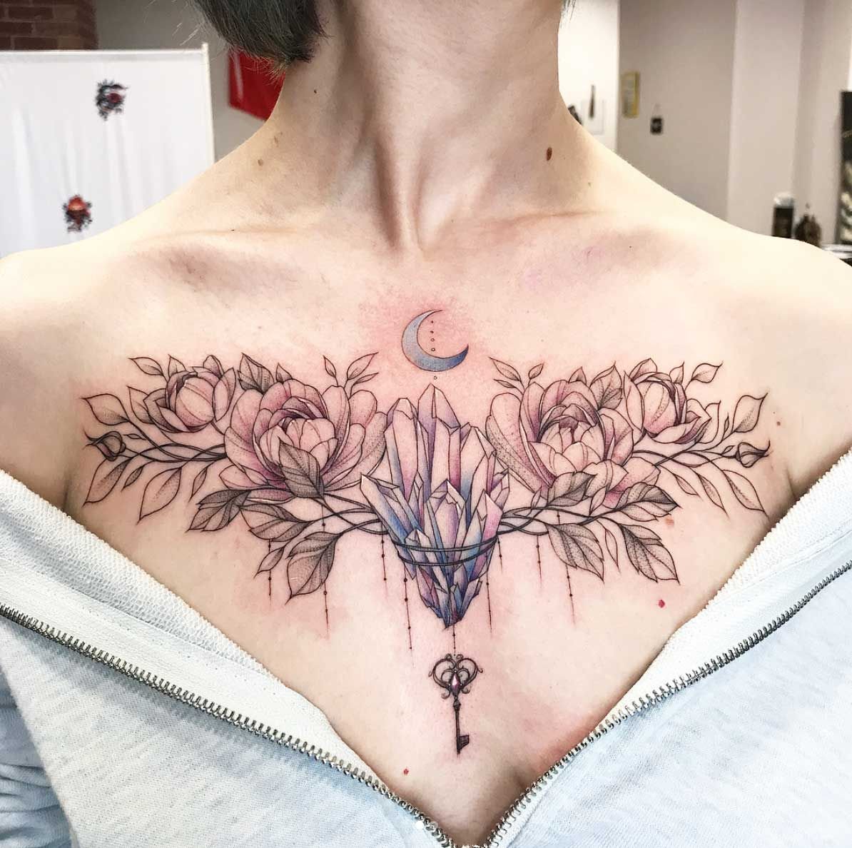 татуировки для груди у женщин фото 97