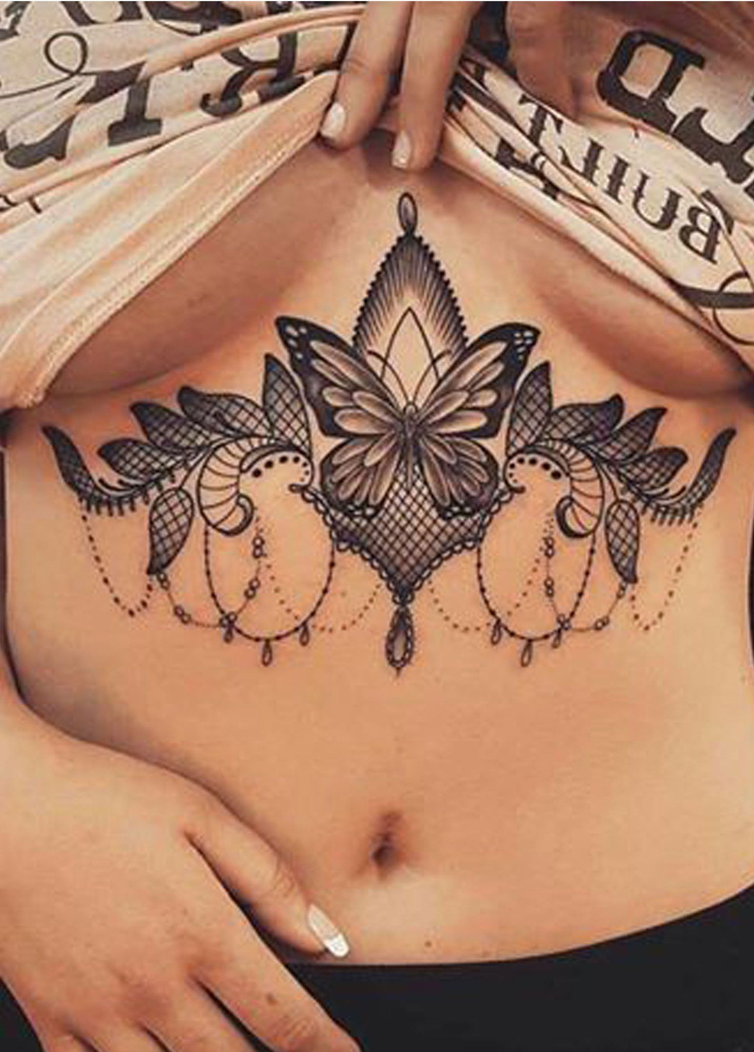 Татуировки на грудине женские (79 фото)