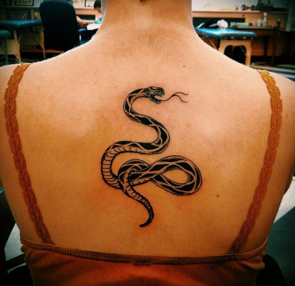 Змея на спине тату женская
