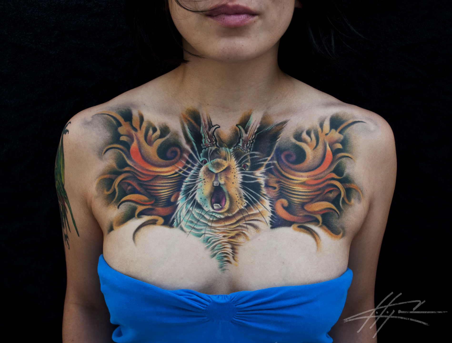 татуировки у женщин на груди фото 101
