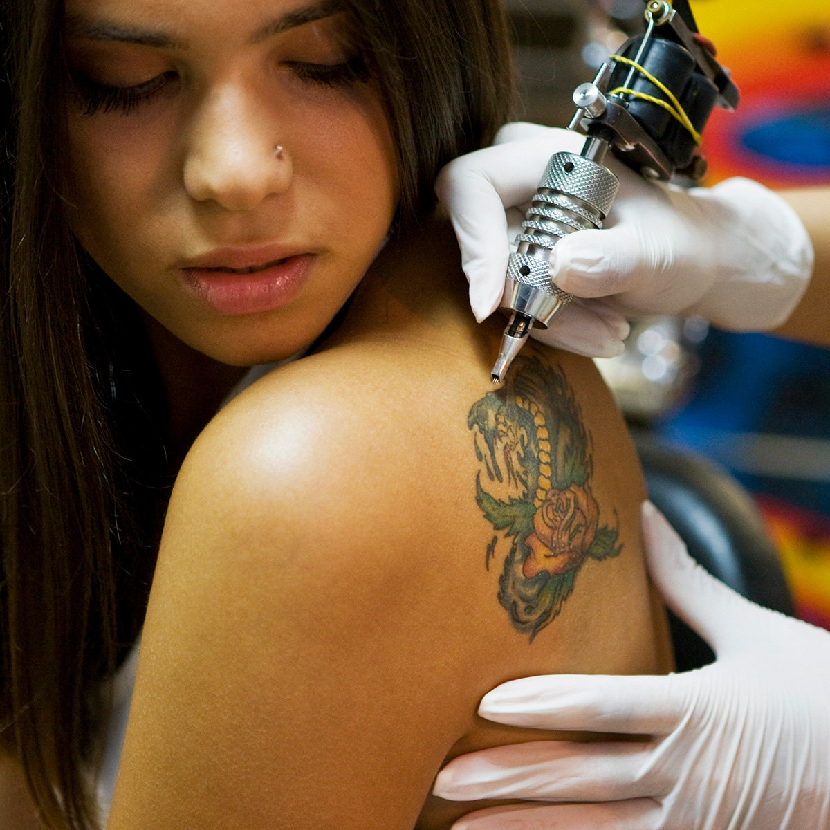 Девушка татуировщик