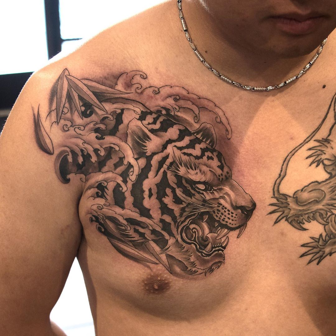 Татуировка дракона на груди