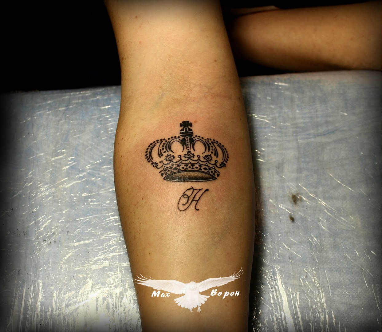 Татуировка короны на руке девушки с буквой н