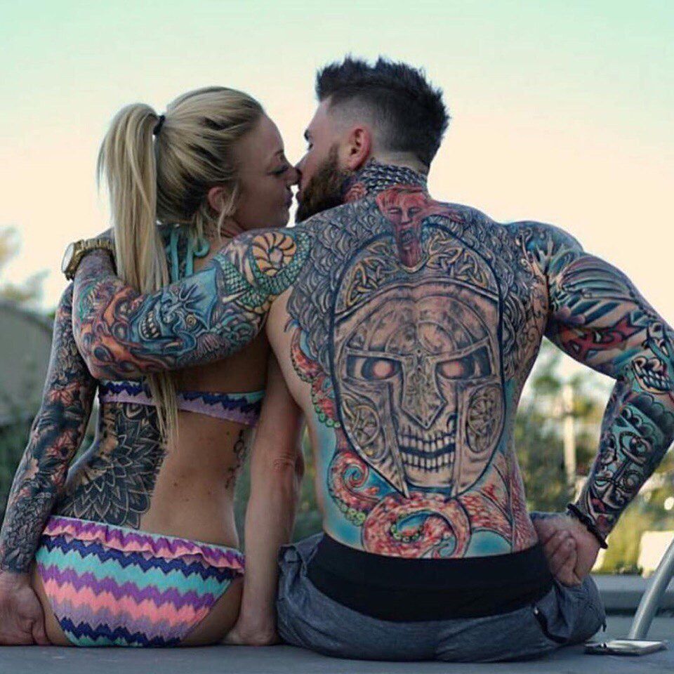 Татуированный парень с девушкой