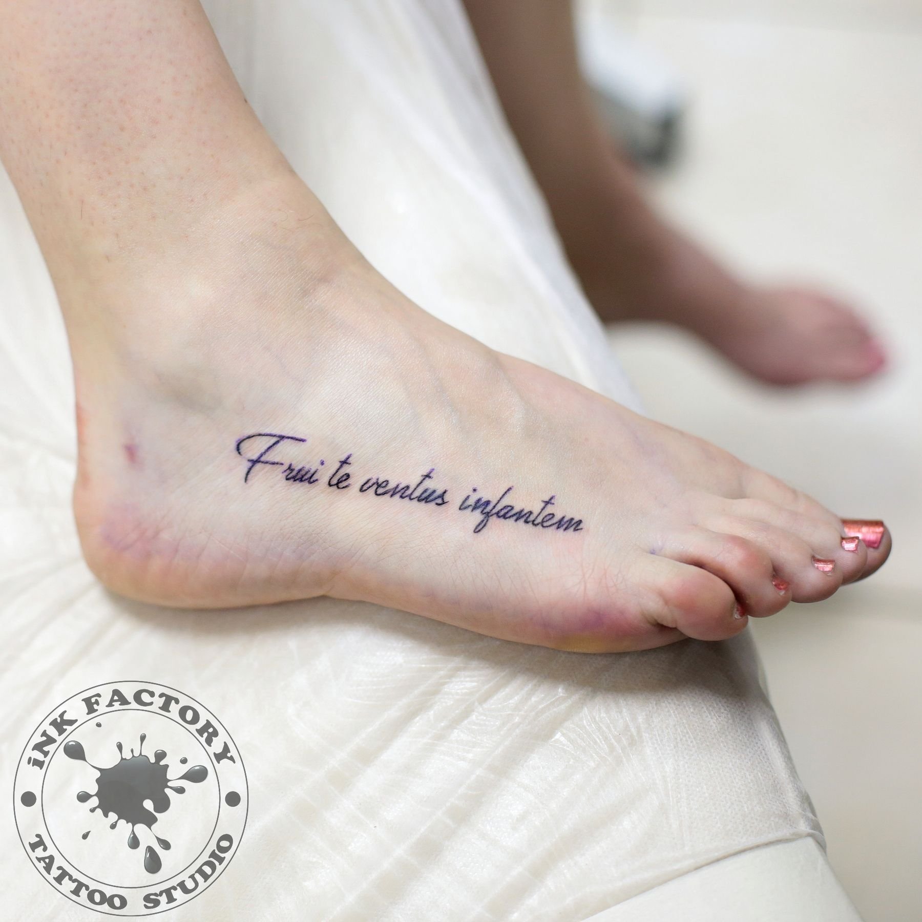 Татуировки на ступне: значения, кто и зачем их делает