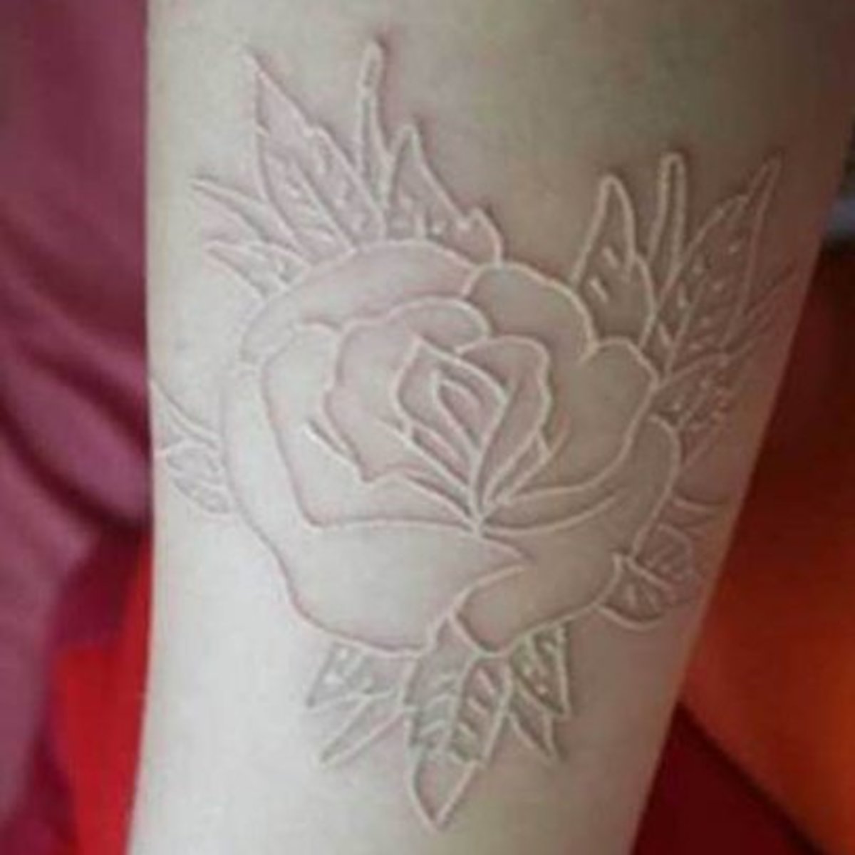 Татуировка с белым цветом внутри