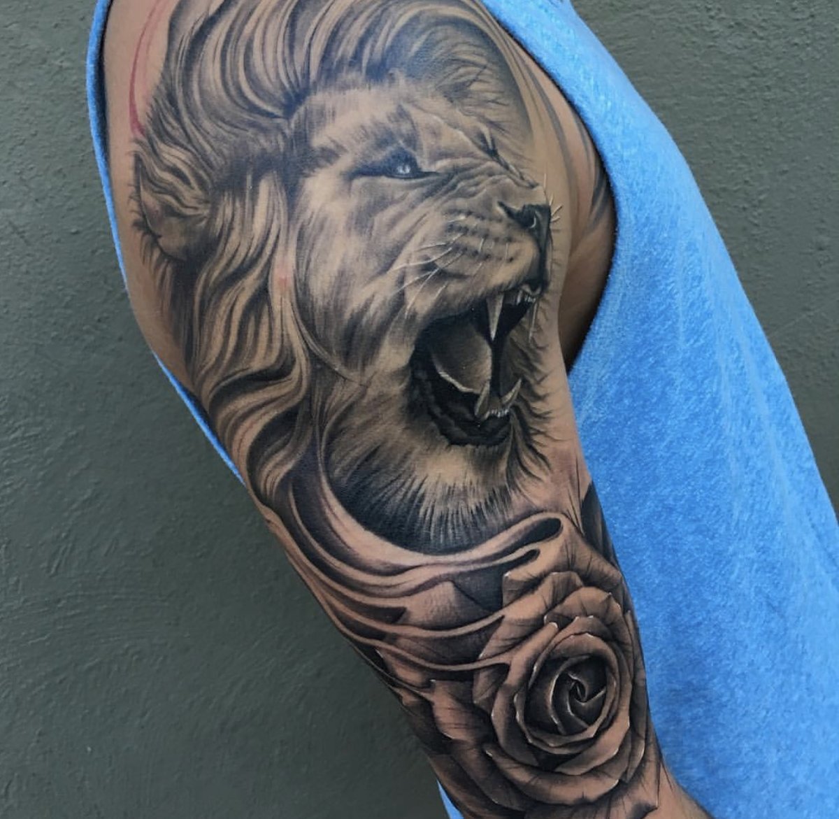 фото льва на плече