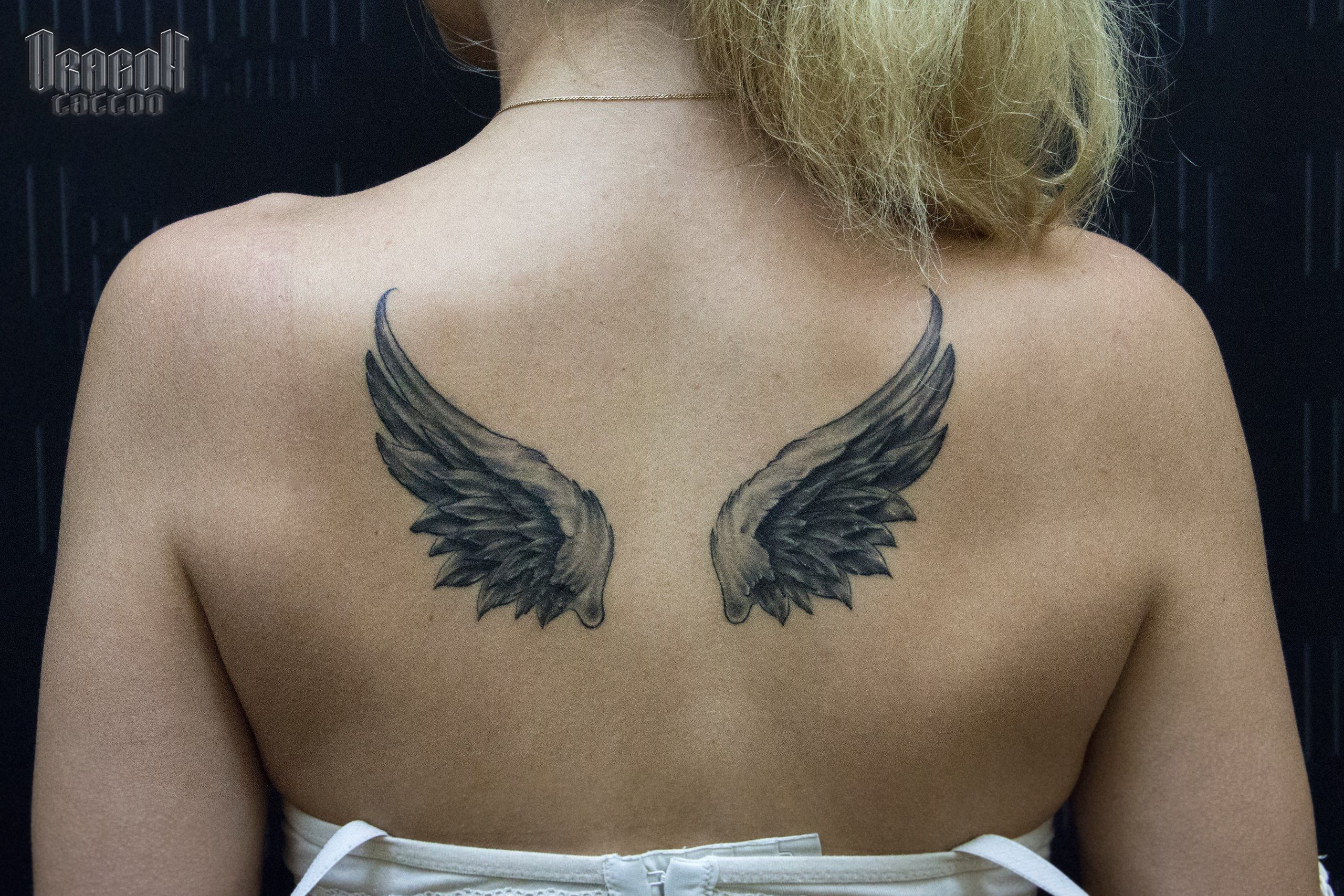 Тату крыльев на спине — фото и эскизов татуировок года
