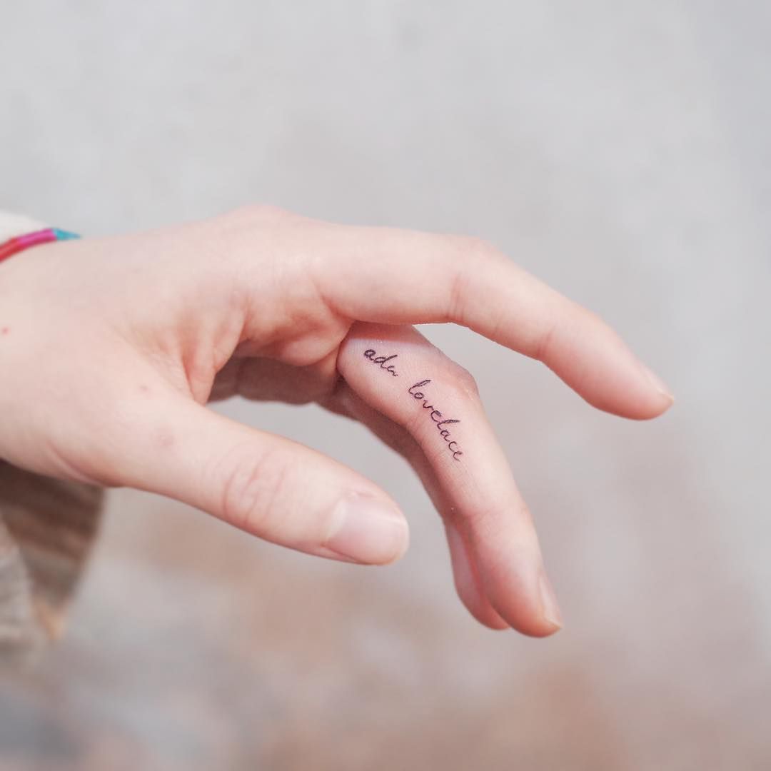 Маленькие тату на пальцах надписи