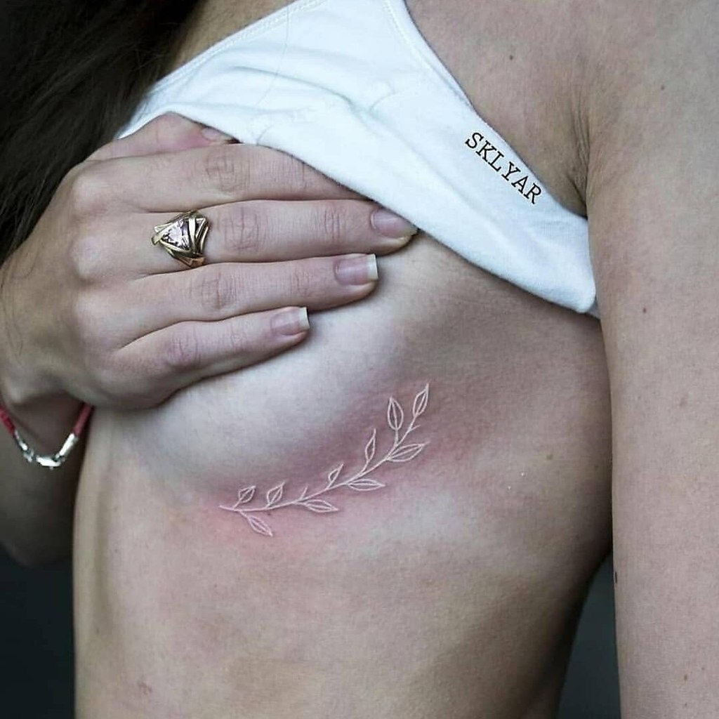 татуировки для груди у женщин фото 75