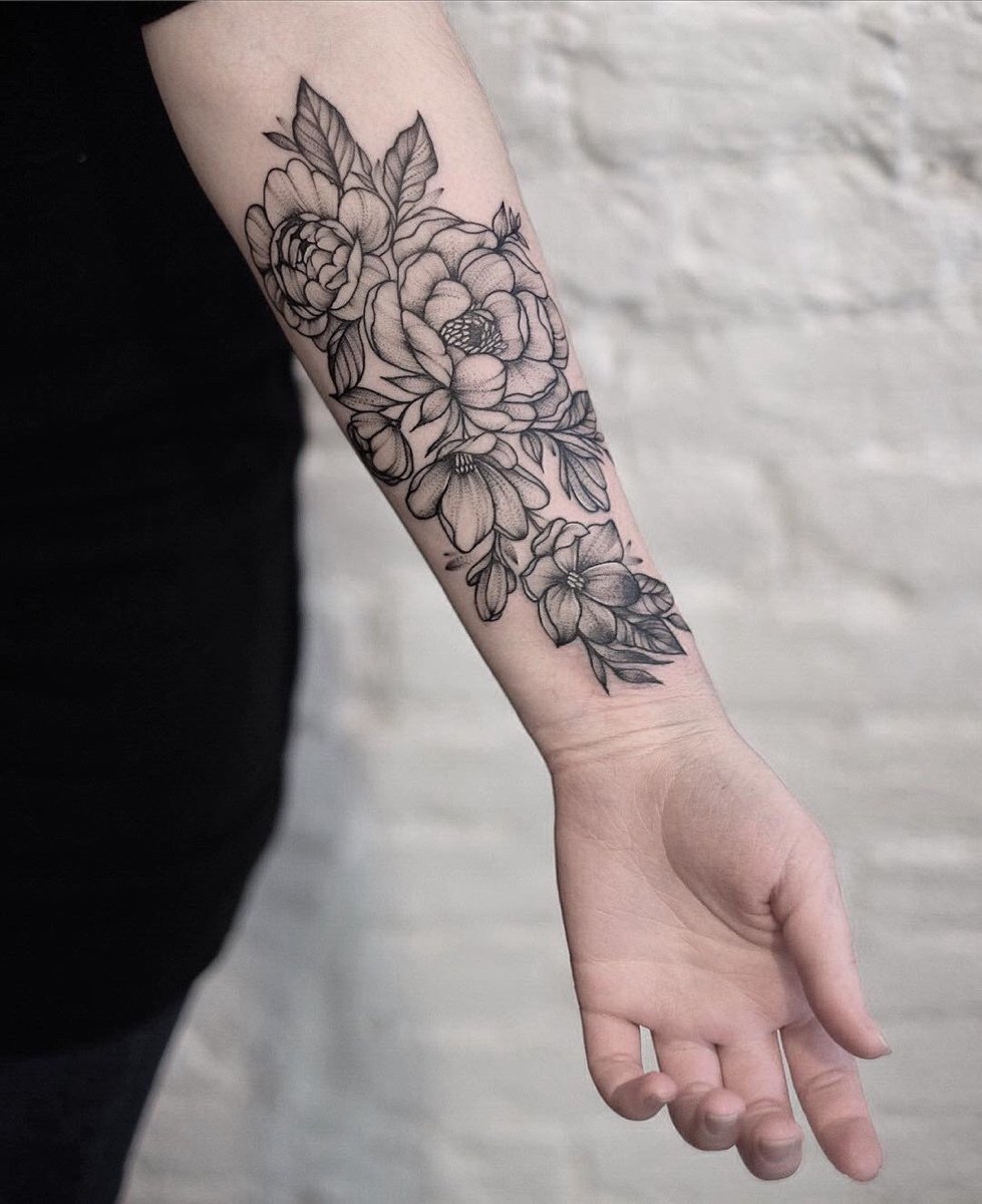 Уход за татуировкой с цветами на руке