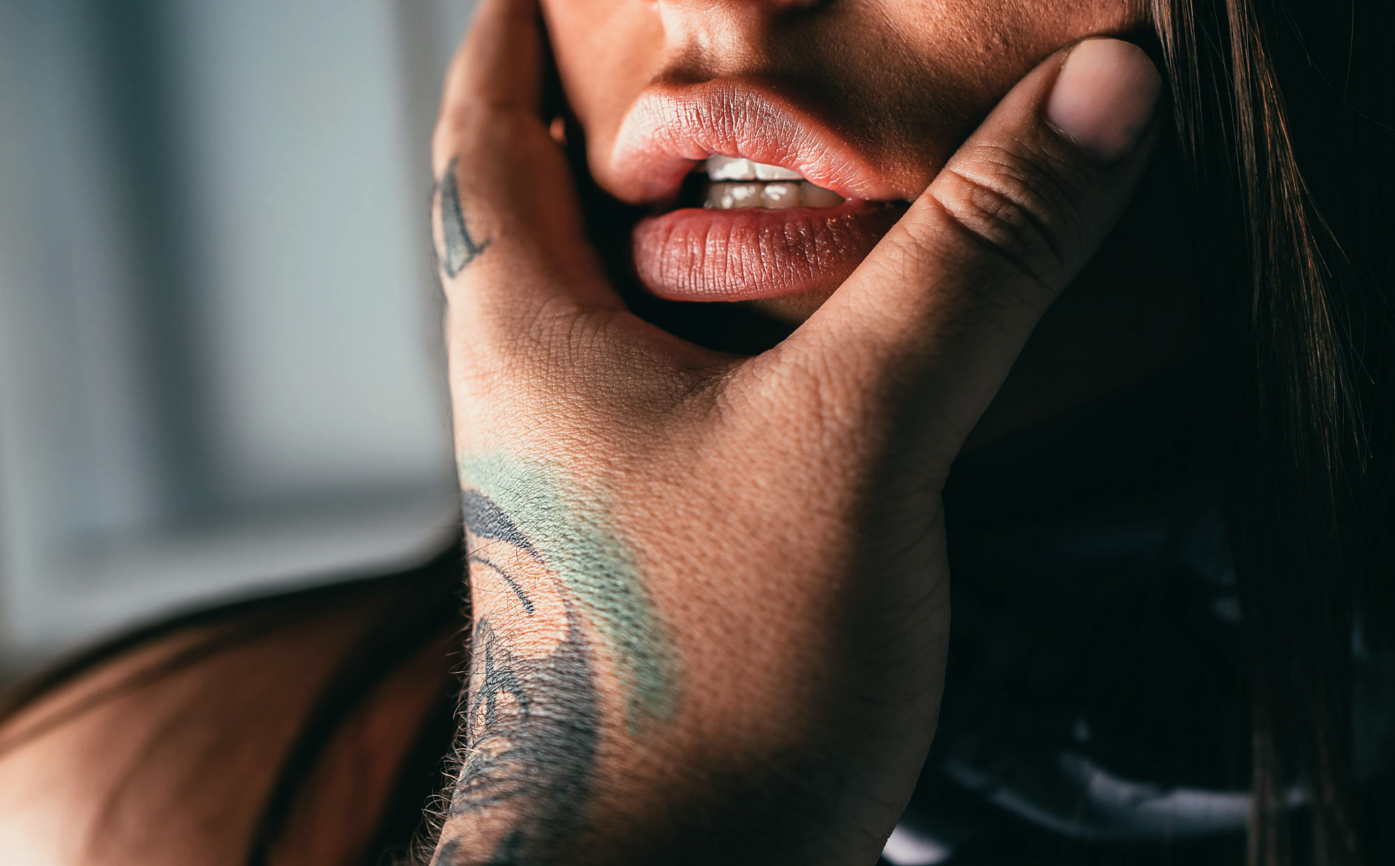 Татуированная девка дает в жопу после глубокого минета