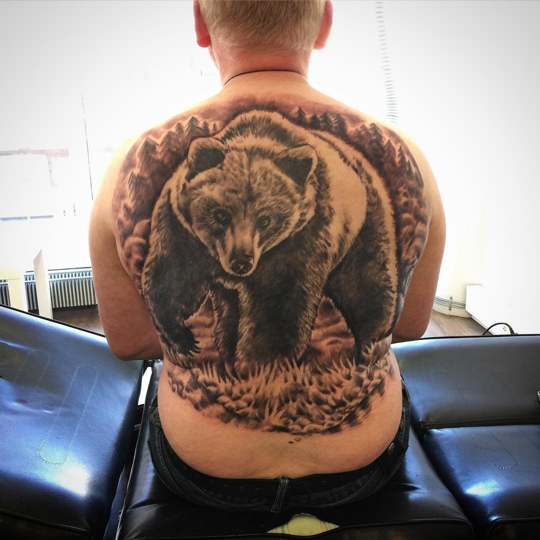 Тату медведь на всю спину