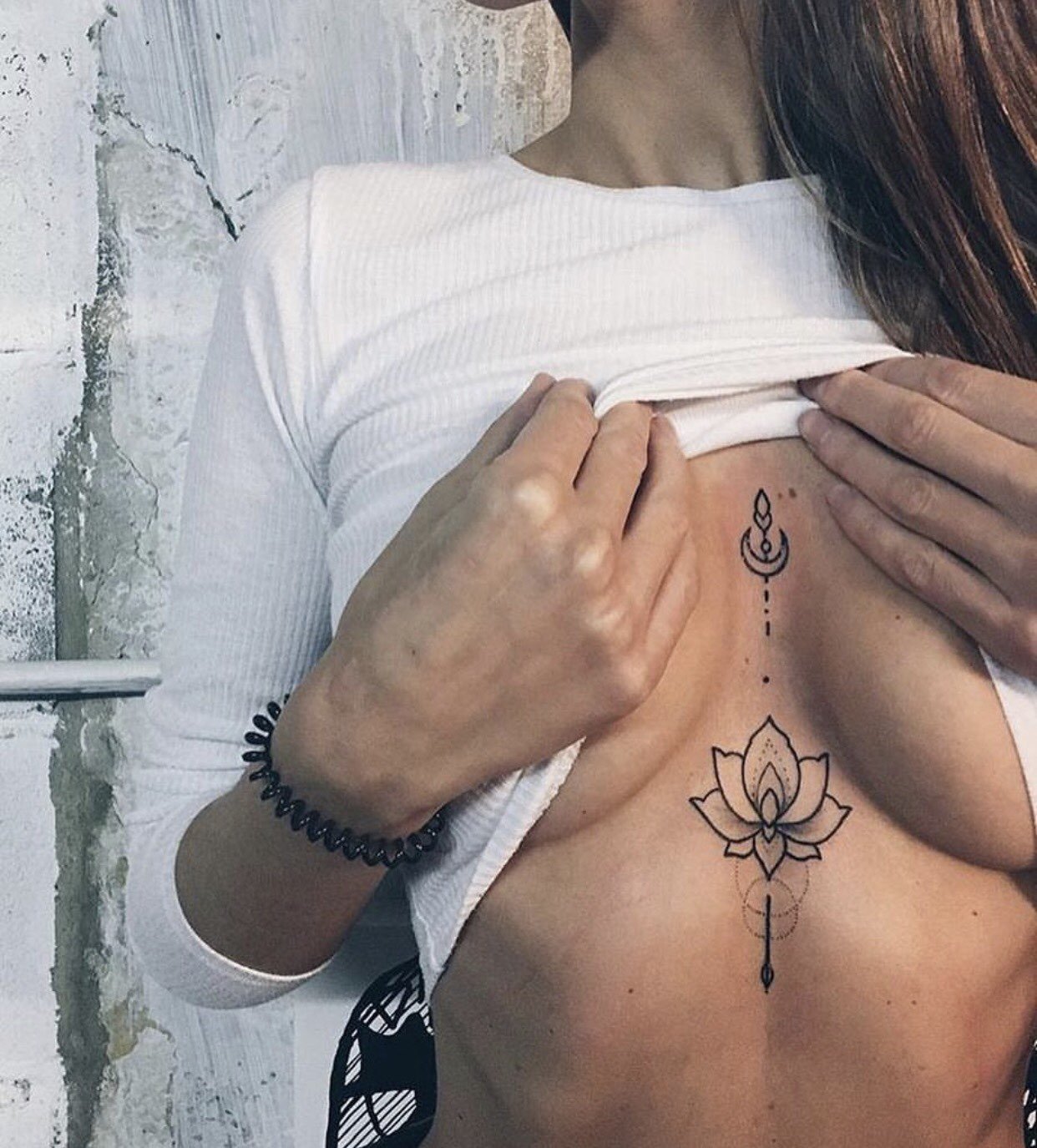 татуировки у женщин на груди фото 108