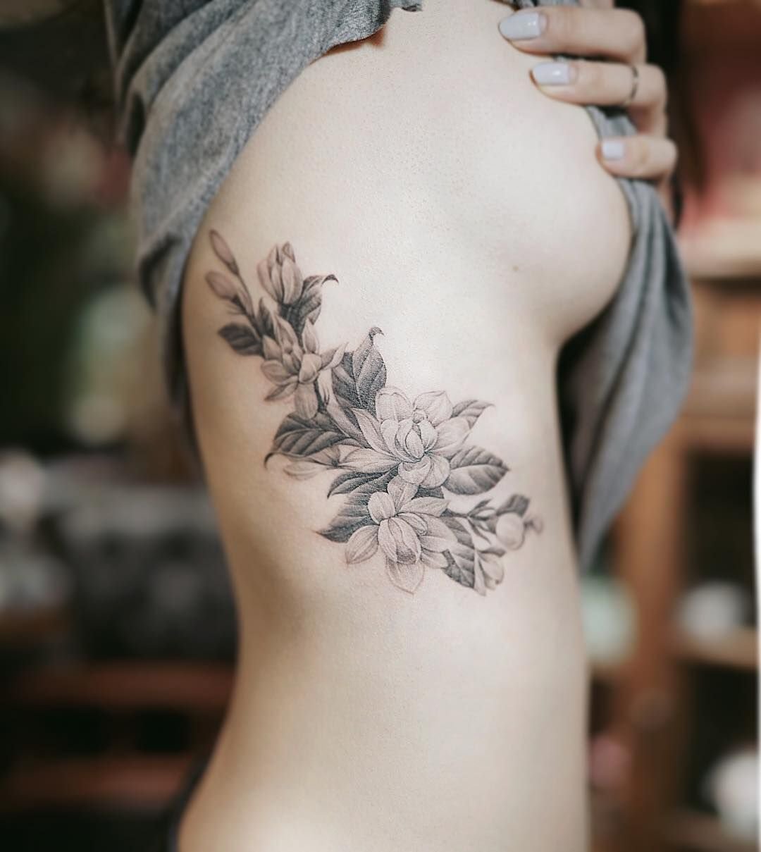 Татуировка цветы на ребрах