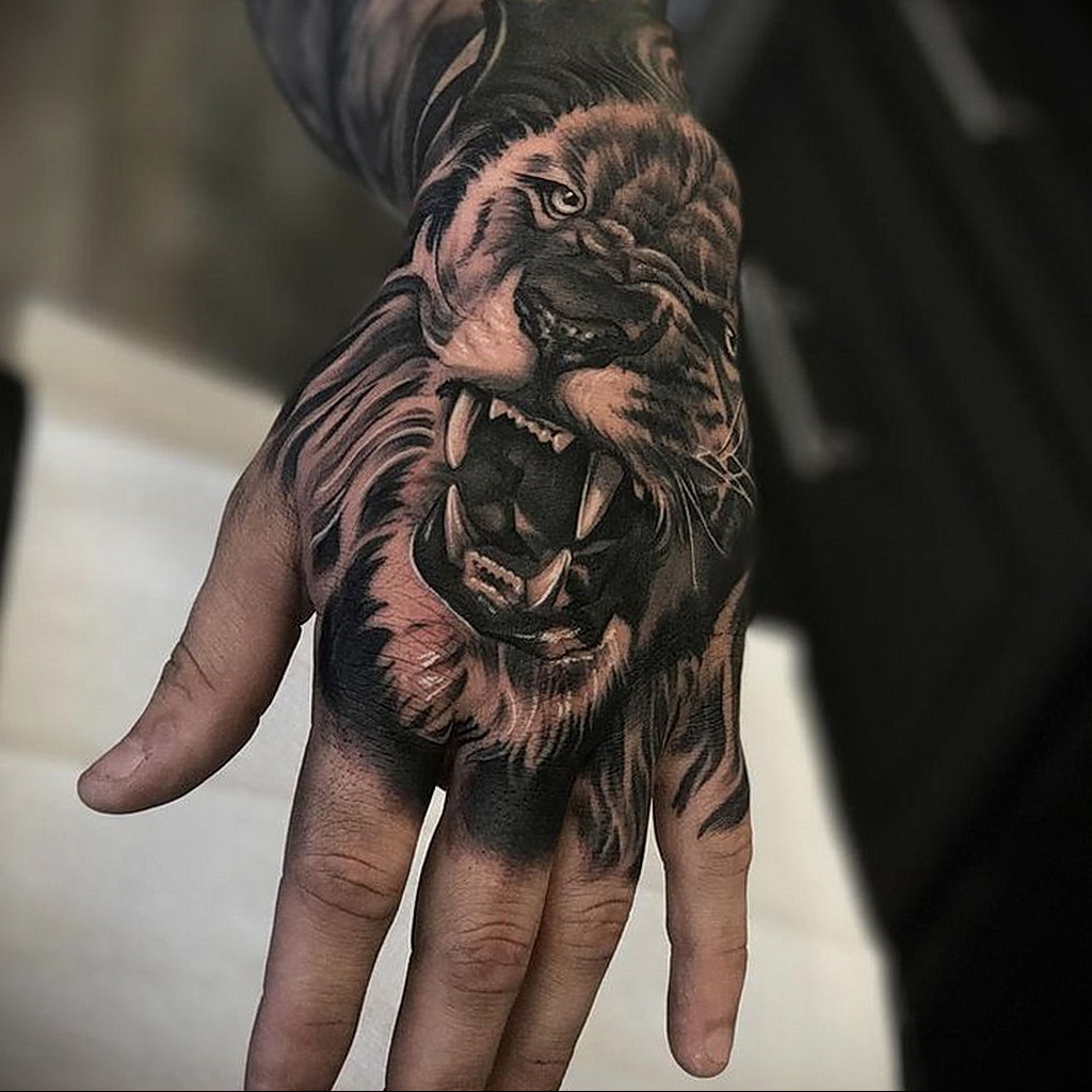 Татуировки мужские на кисте Лев