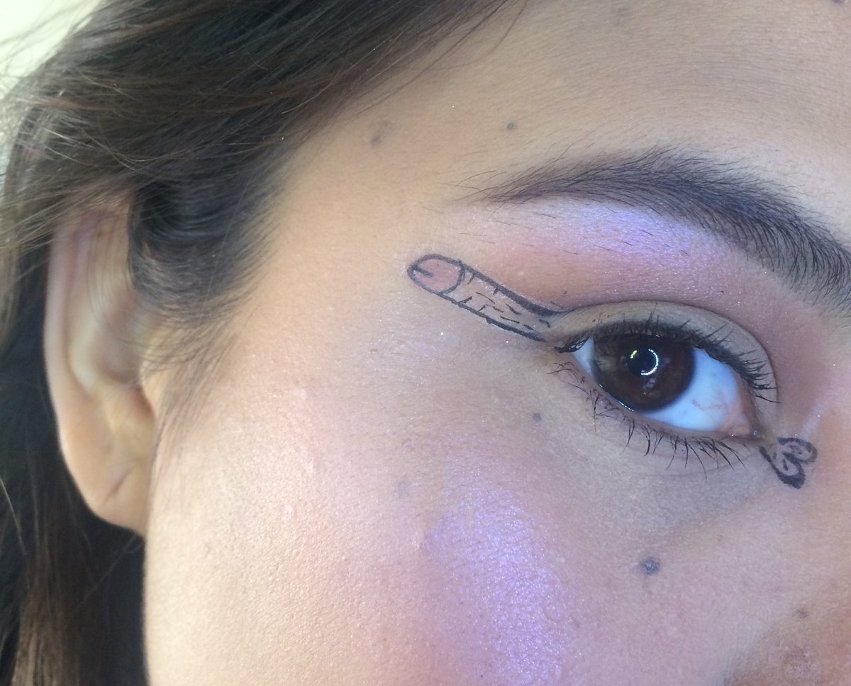 Tatuaje lagrima en la cara