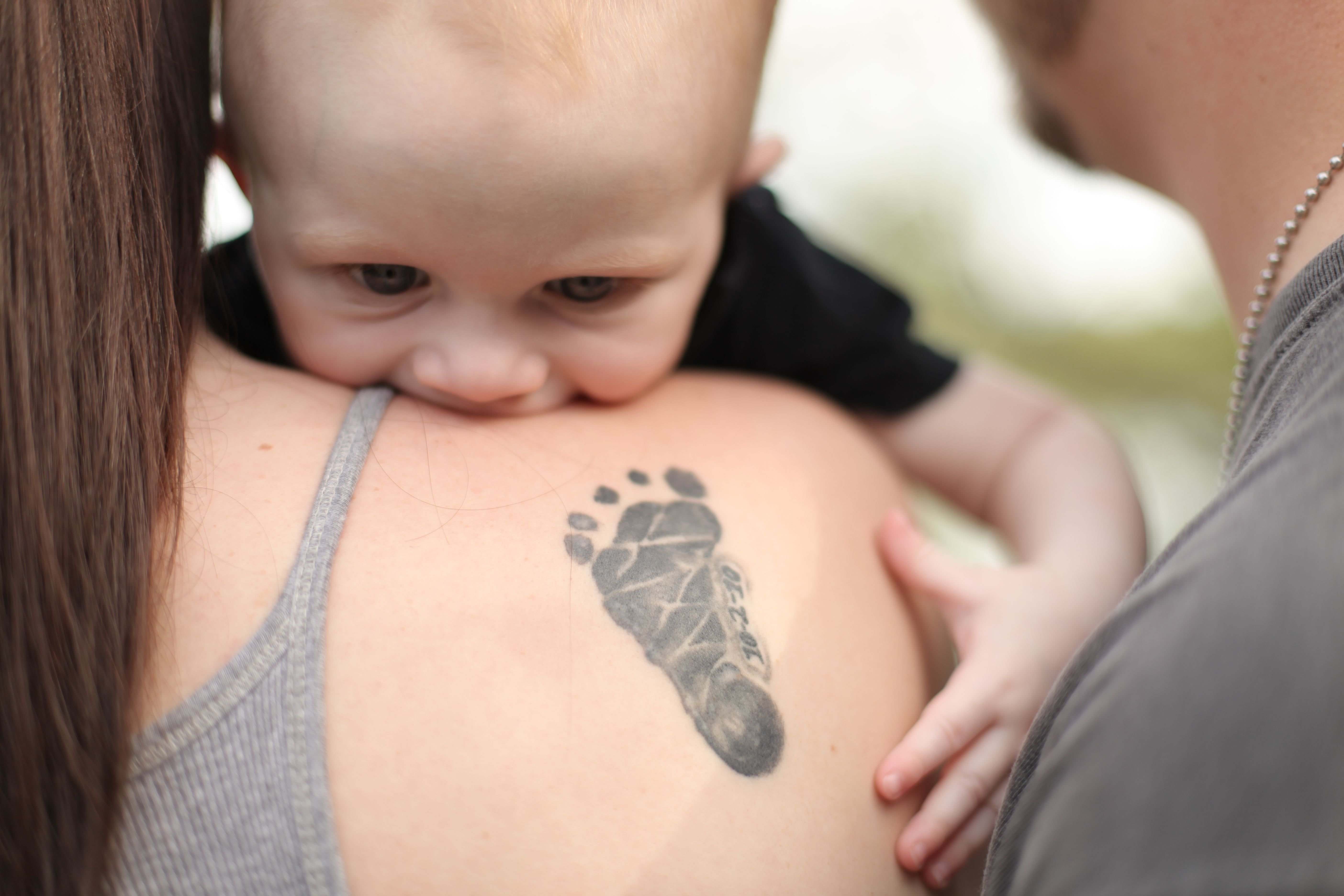 Младенец в татуировках