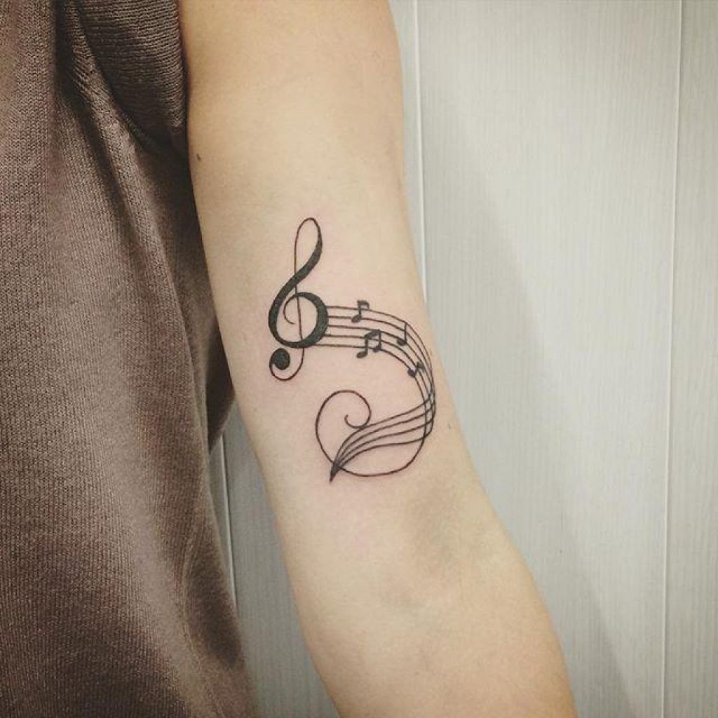 Скрипичный ключ тату на руке