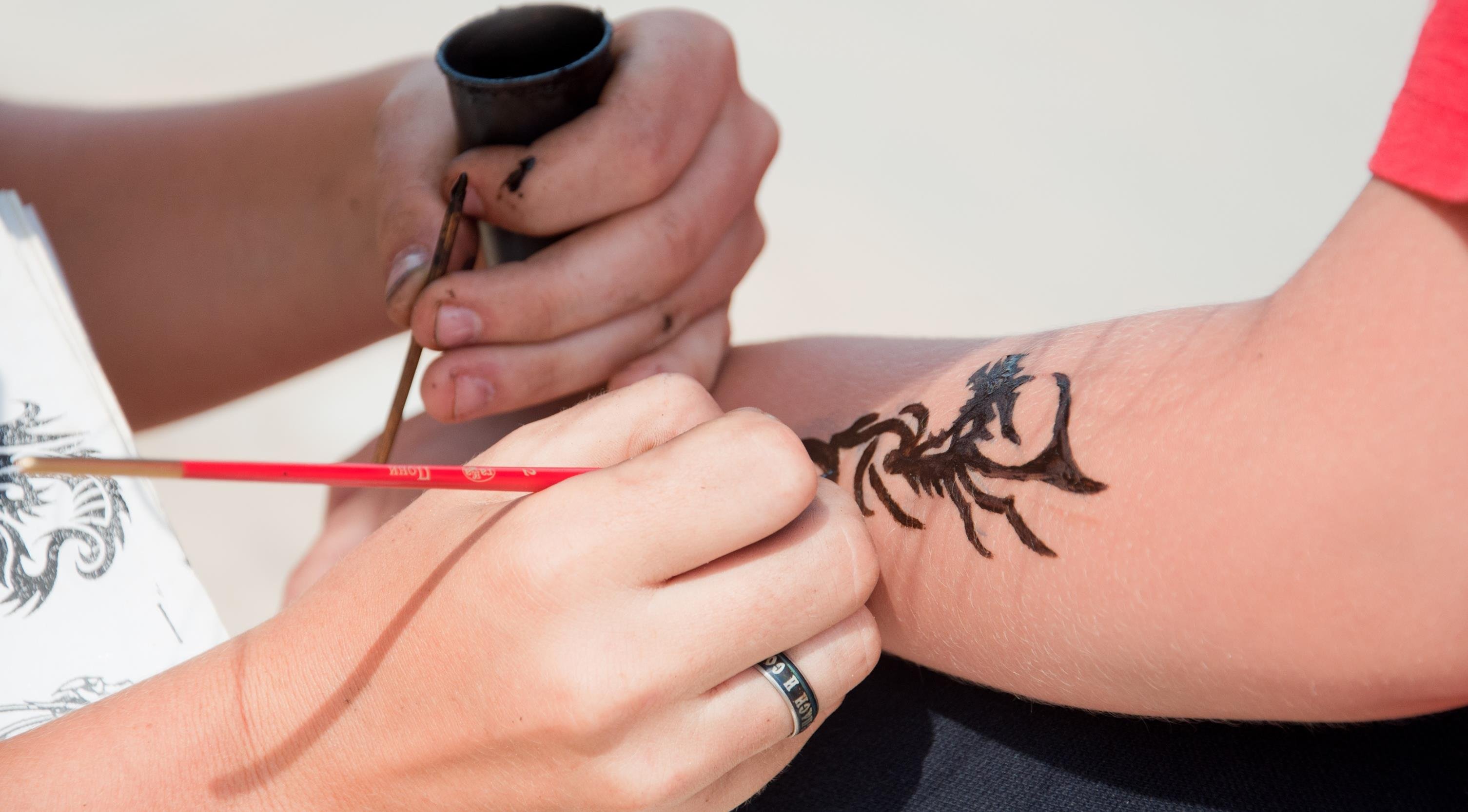 Временные татуировки: как наносить тату, чтобы дольше держались?