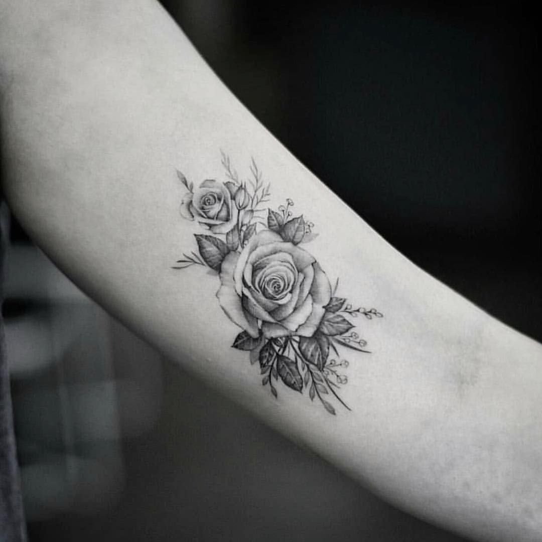 Эскизы татуировок для девушек цветы на руке (68 фото)