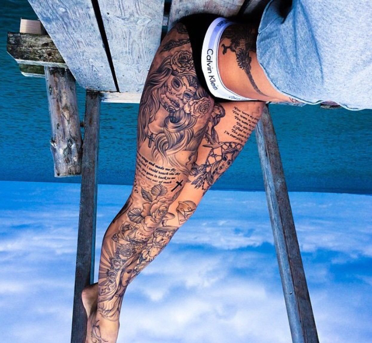 волосатая нога с татуировкой фото 26