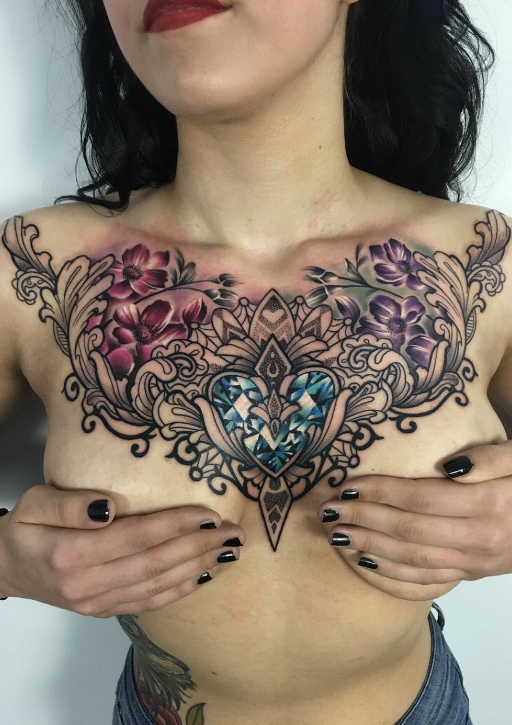 татуировки у женщин на груди фото 9